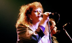 Kirsty-MacColl-performing-002